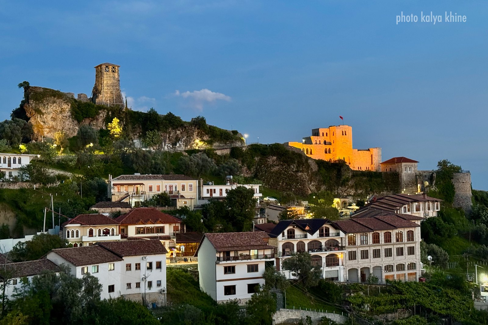 Kruja, Albanien – Burg und Altstadt in der blauen Stunde