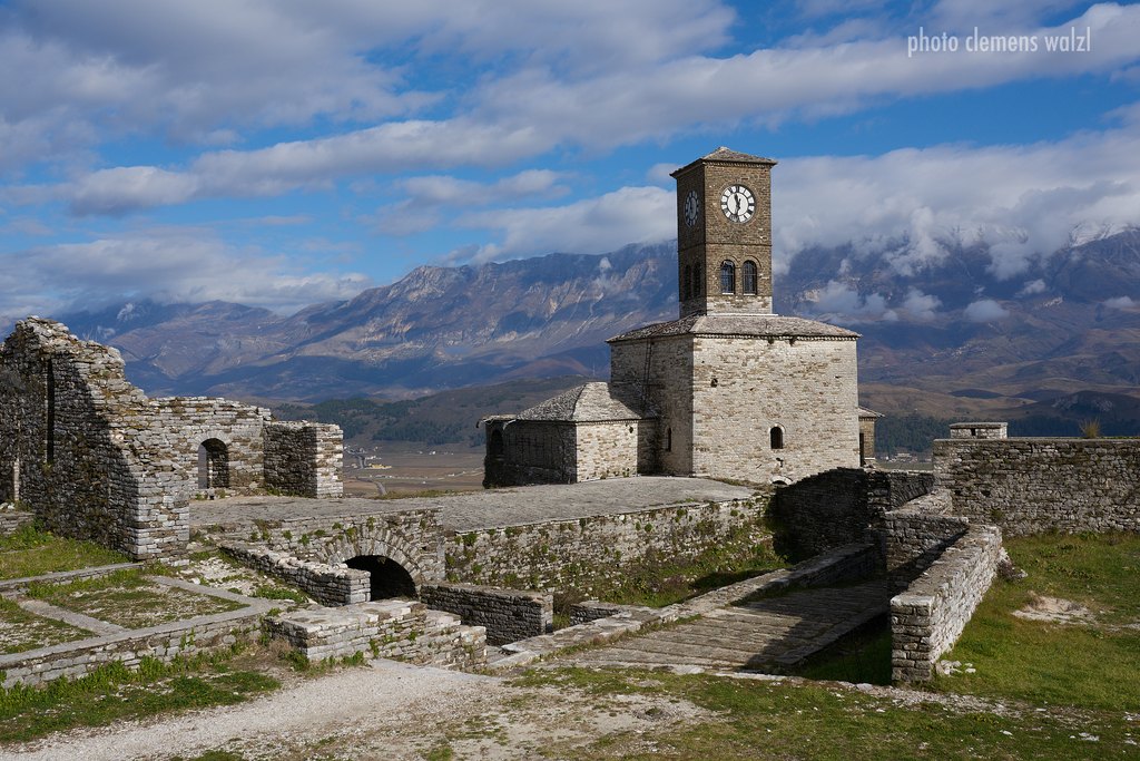 Albanien – Burg von Gjirokastra mit Uhrturm