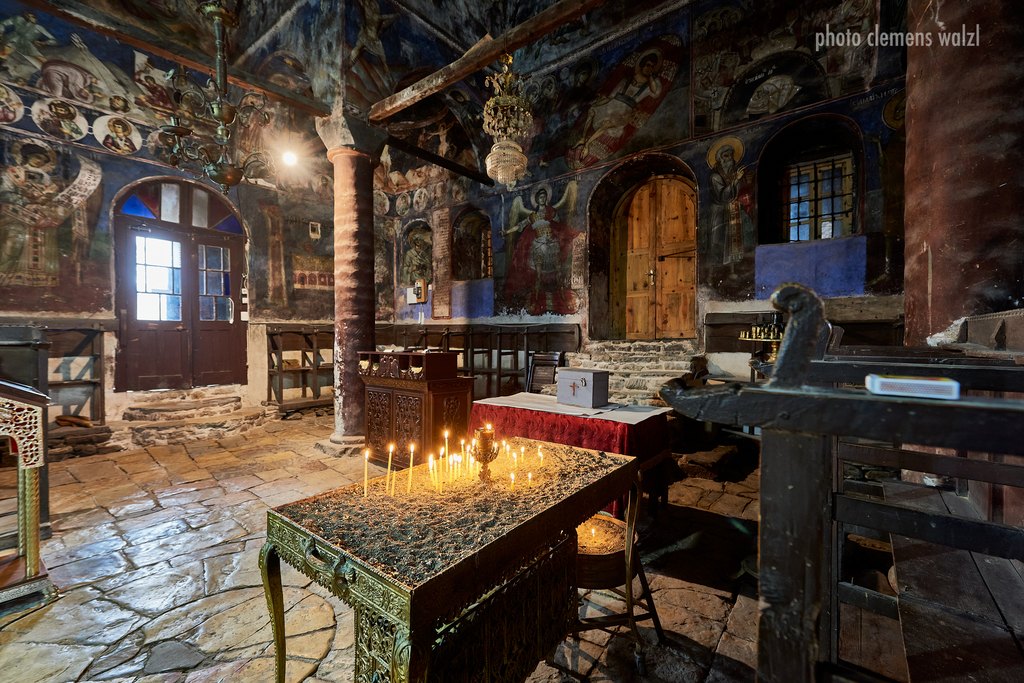 Albanien – Fresken im Inneren einer orthodoxen Kirche in Voskopoja