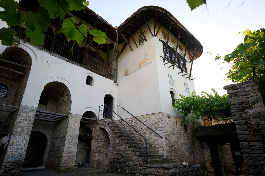 Albanien – traditionelles Steinhaus mit Holzgalerie