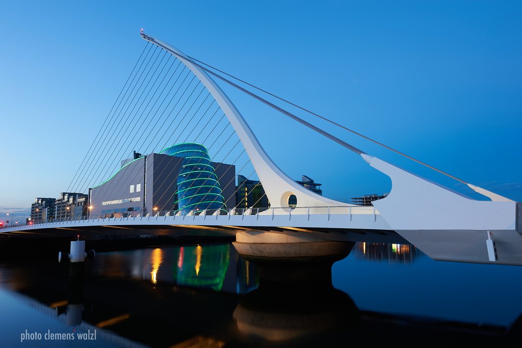Irland – Samuel Beckett Bridge in Dublin in der blauen Stunde