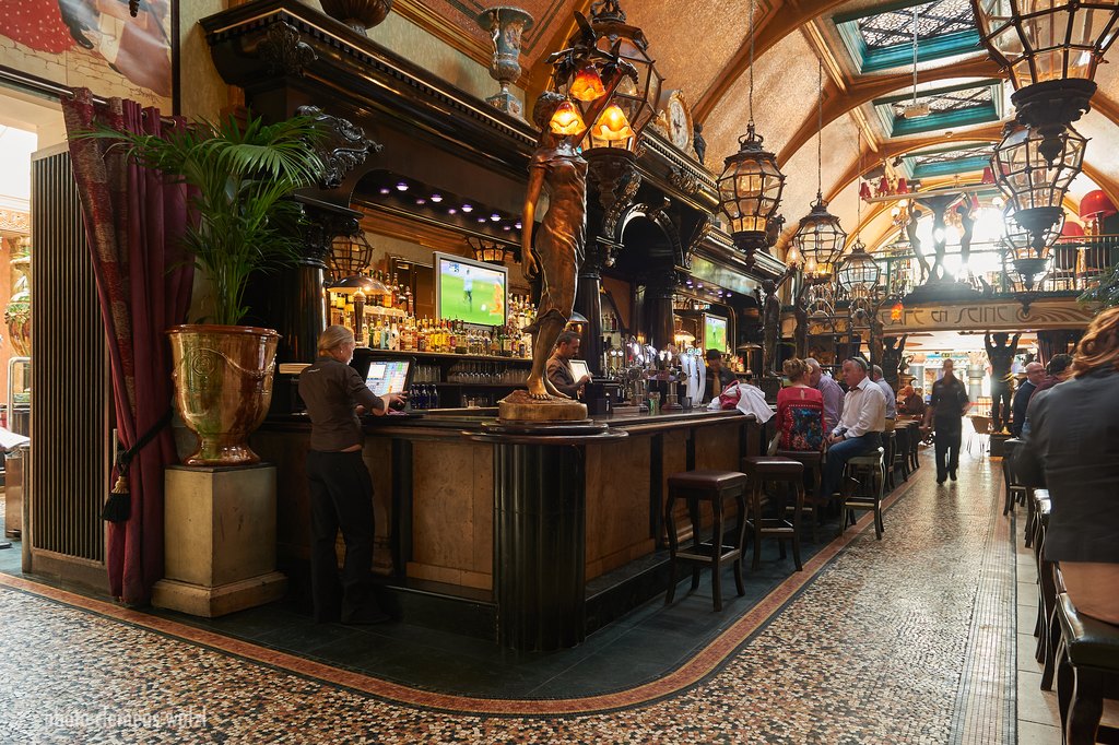 Irland – viktorianisches Pub-Interieur in Dublin