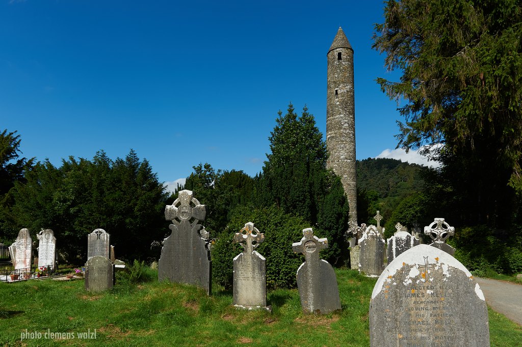 Irland – Rundturm und Friedhof der Klostersiedlung Glendalough