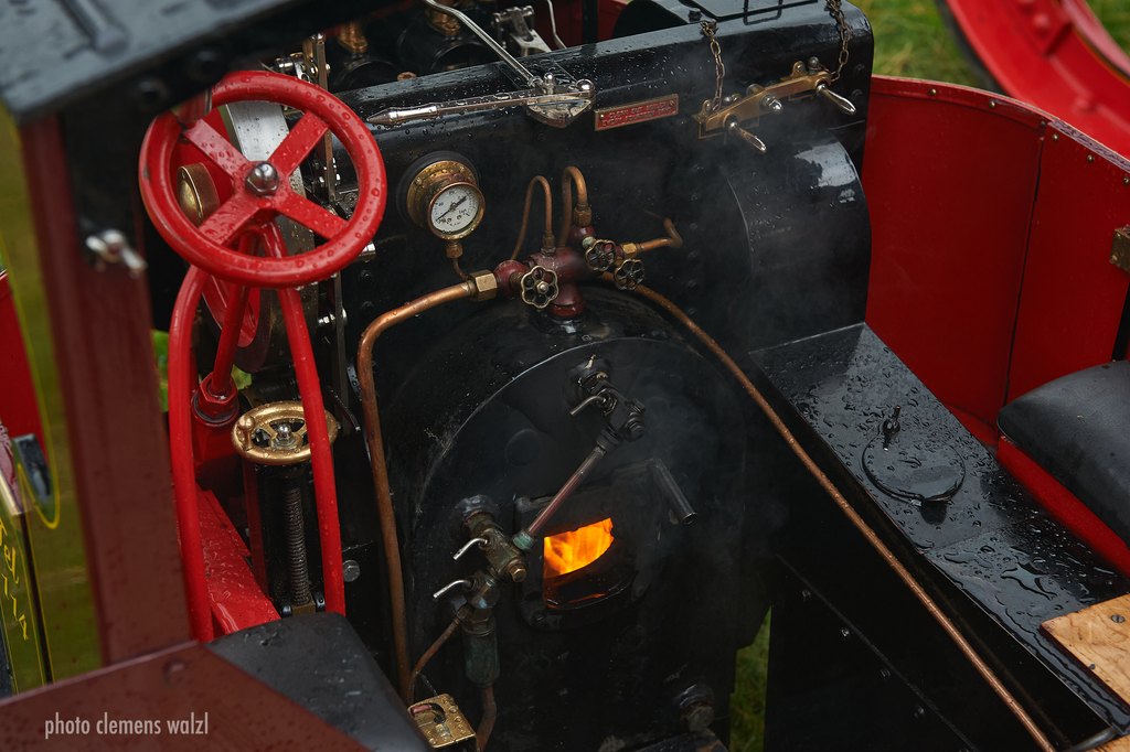 Irland – Feuerbüchse und Armaturen einer Dampfmaschine bei der Steam Rally in Stradbally