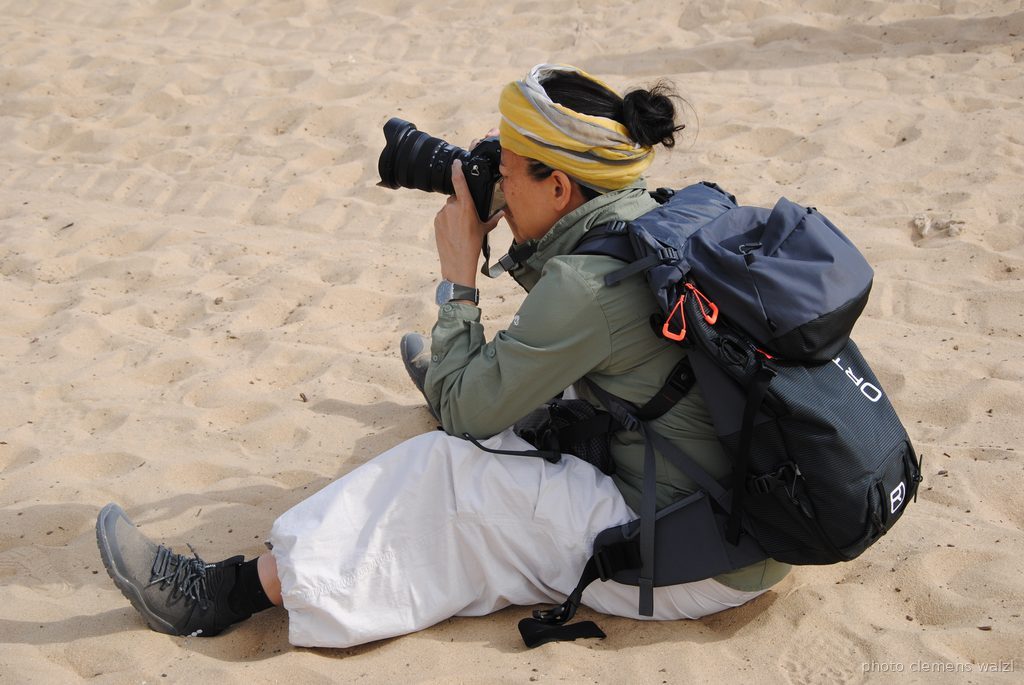 Kalya fotografiert in einer Wüstenlandschaft
