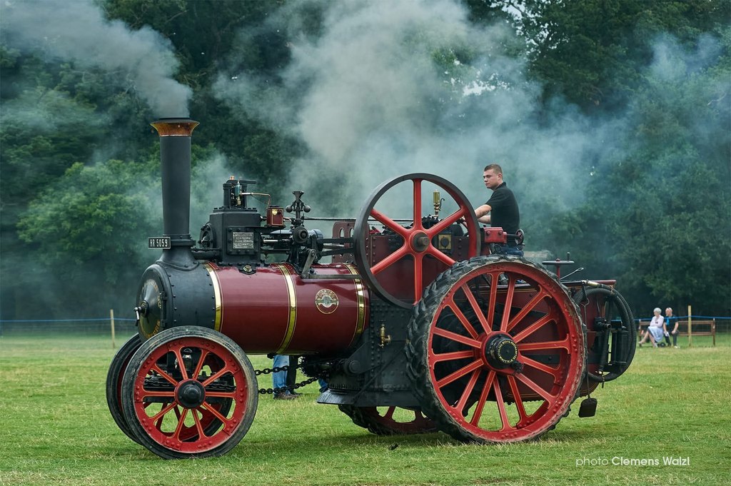 Irland — historische Dampf-Zugmaschine bei einem Oldtimer-Treffen