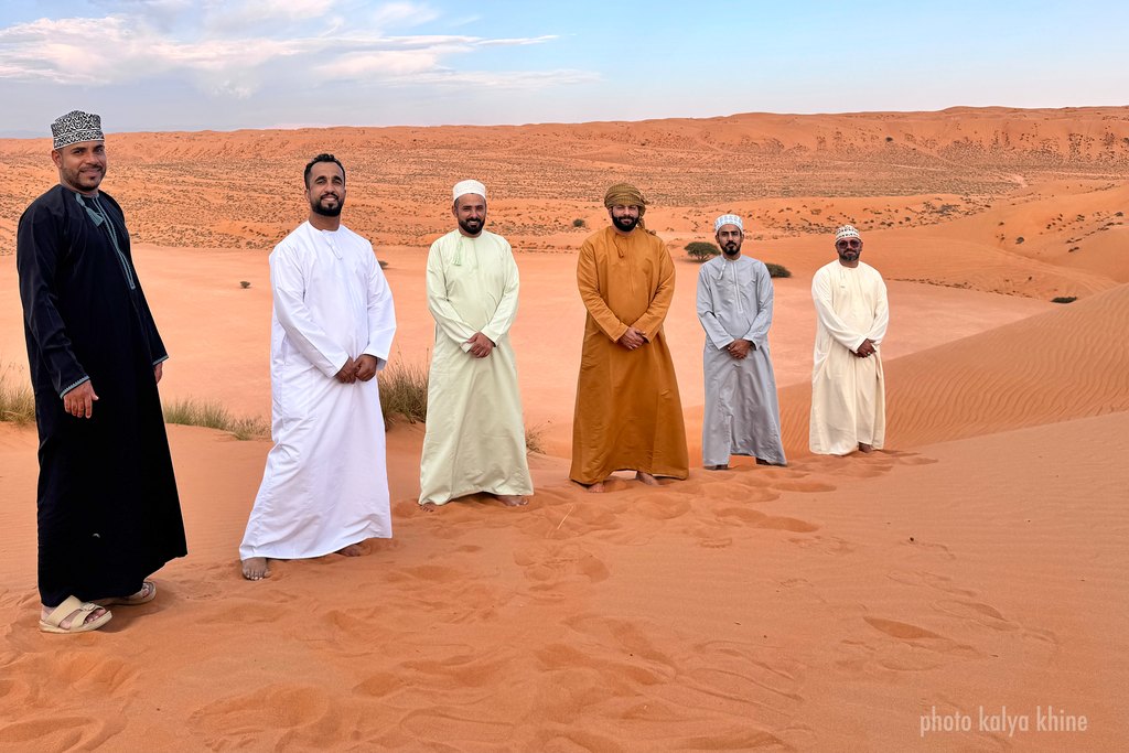 Oman — Männer in traditioneller Kleidung in der Wüste