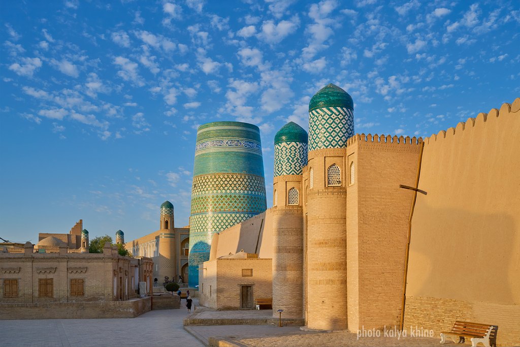 Chiwa, Usbekistan — Minarett und Stadtmauer