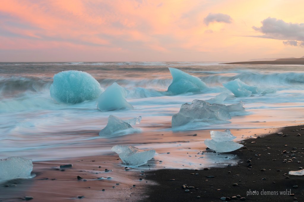 Eisblöcke am Diamond Beach in der Abenddämmerung, Island