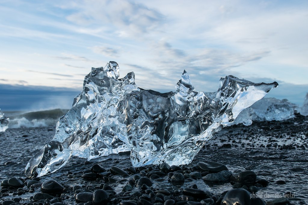Gläserne Eisformation im Gegenlicht, Island