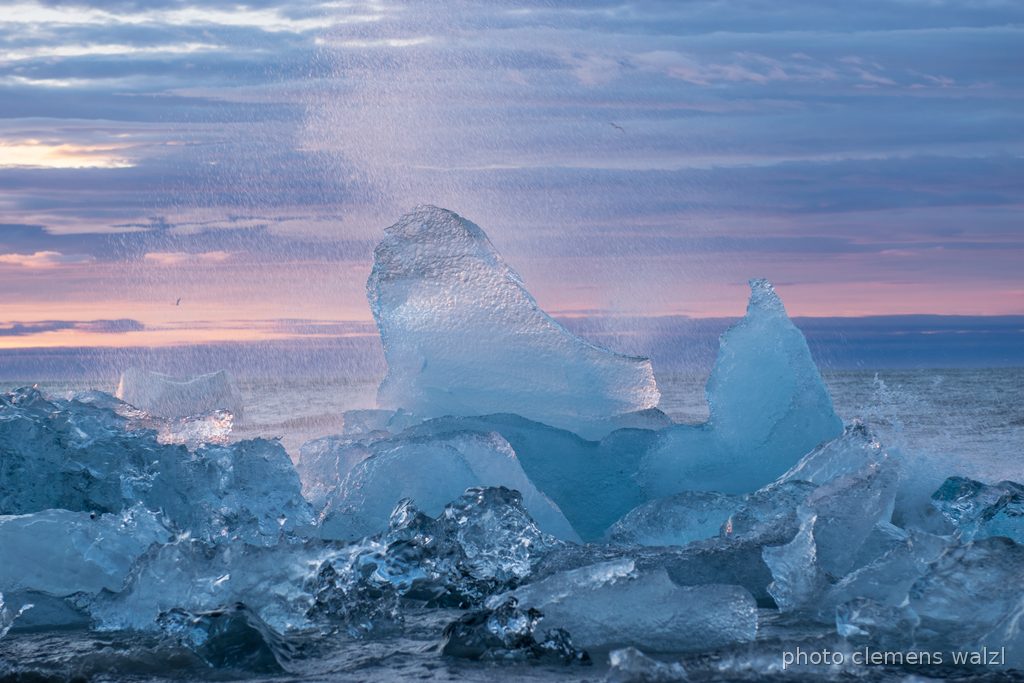 Eisblöcke am schwarzen Strand im Morgenlicht, Island