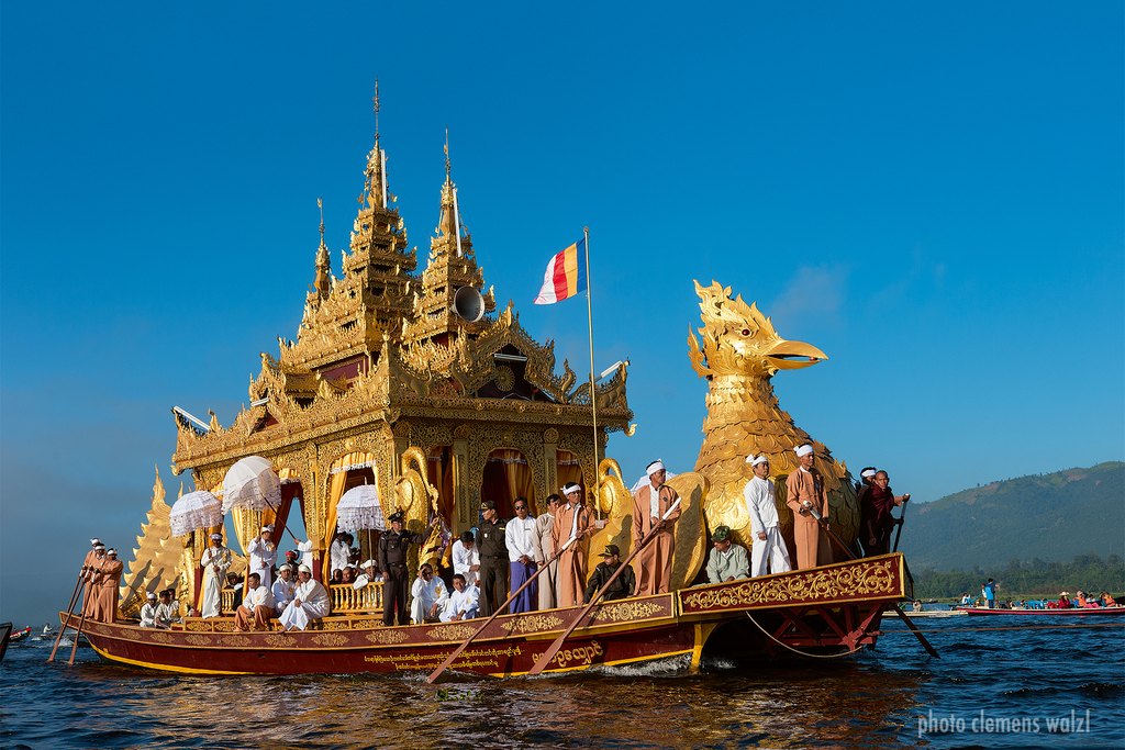 Goldene Festbarke mit Vogelfigur auf dem Inle-See, Myanmar