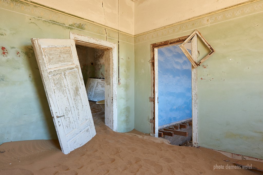Sandgefülltes Zimmer in der Geisterstadt Kolmanskop, Namibia
