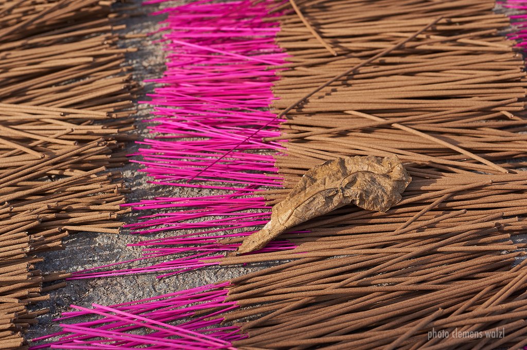 Pinke Räucherstäbchen zum Trocknen ausgelegt, Vietnam