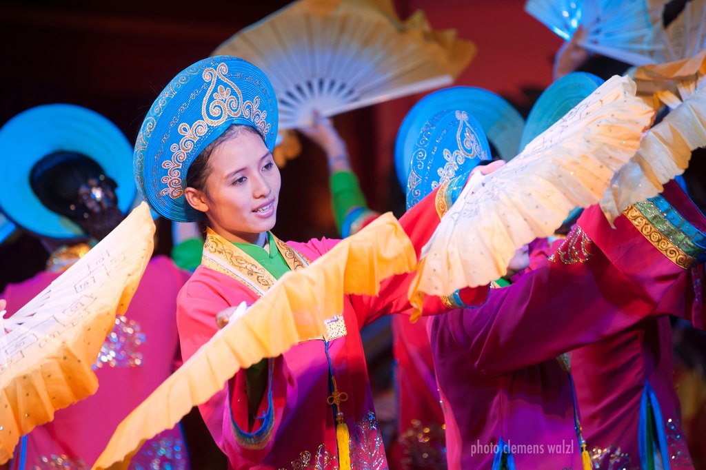 Tänzerinnen mit Fächern in traditioneller Kleidung, Vietnam