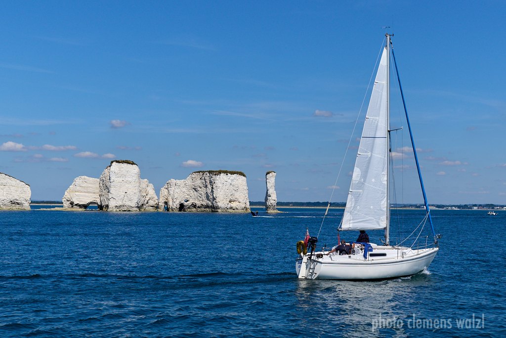 Segelboot vor den Kreidefelsen Old Harry Rocks an der Jurassic Coast
