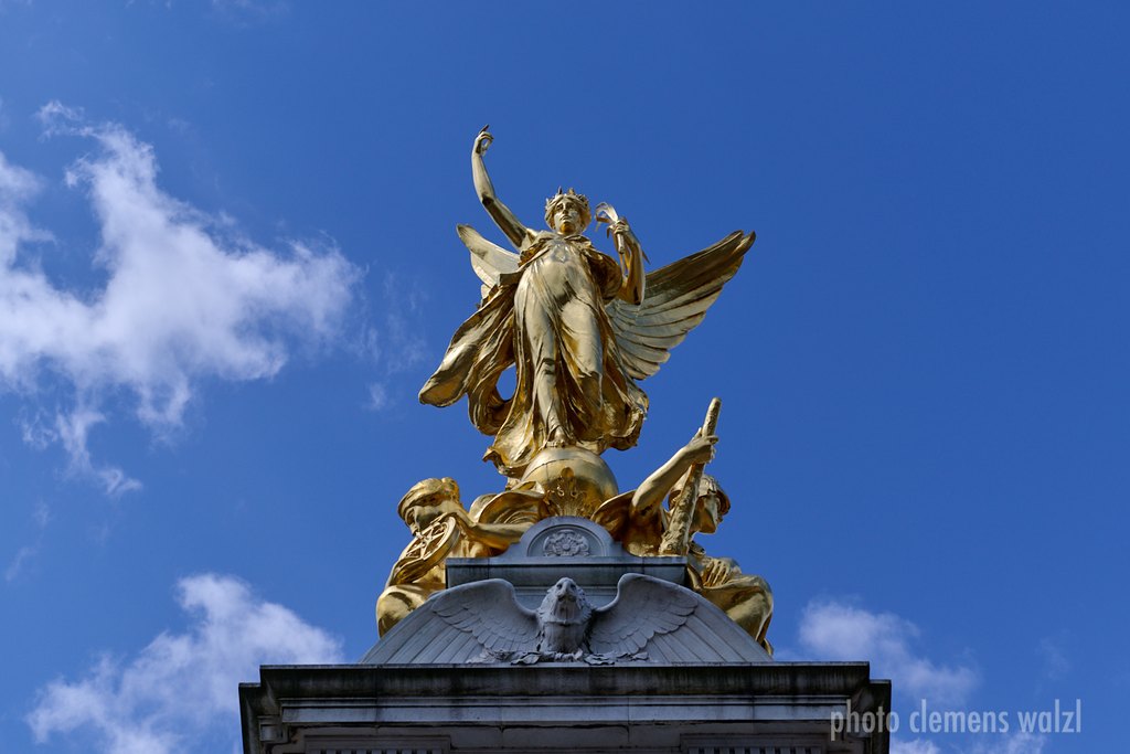 Vergoldete Figur des Victoria Memorial vor blauem Himmel