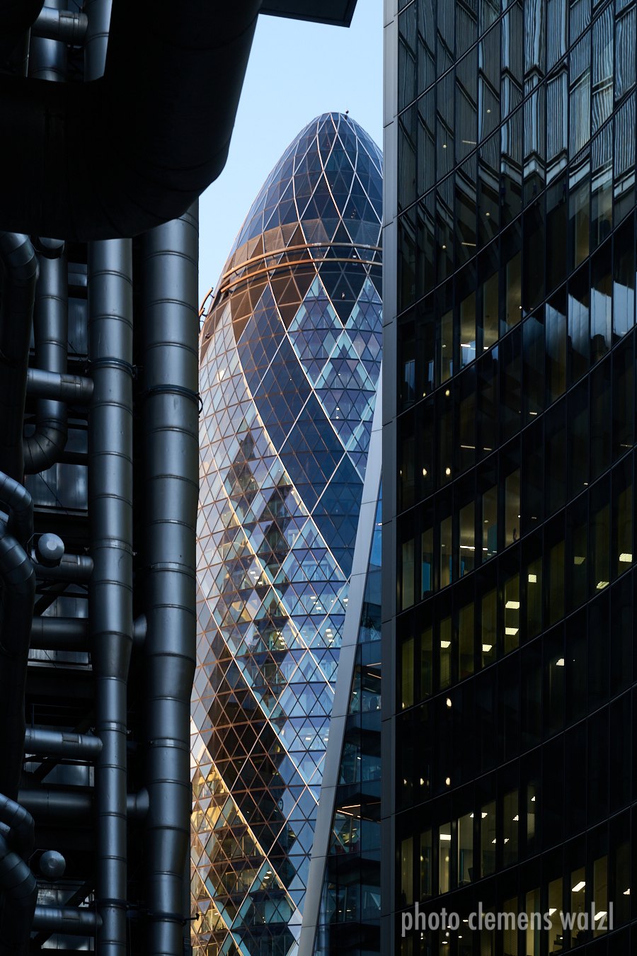 The Gherkin zwischen den Fassaden der City of London