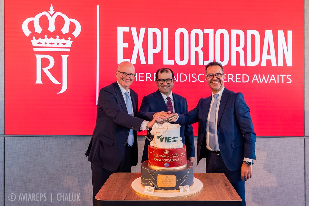Julian Jäger, Mohammed Hindawi und Karim Makhlouf beim Anschnitt der Torte