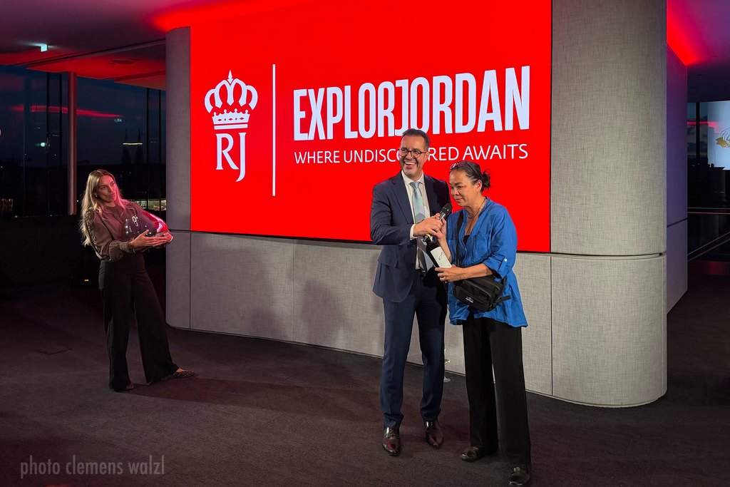 Bühne des Abends vor der ExploRJordan-Wand